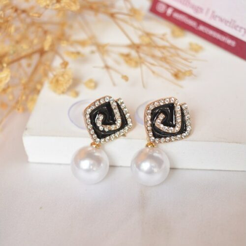 Black Rose Pearl Earrings